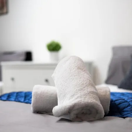 Budget 2-bed House 10mins To Centre *