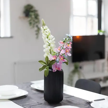 Budget 2-bed House 10mins To Centre *