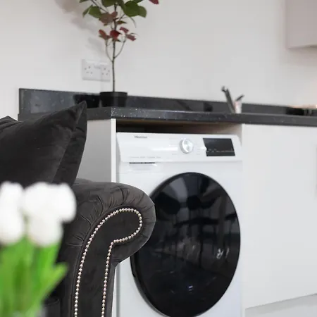 Budget 2-bed House 10mins To Centre Leeds (West Yorkshire)