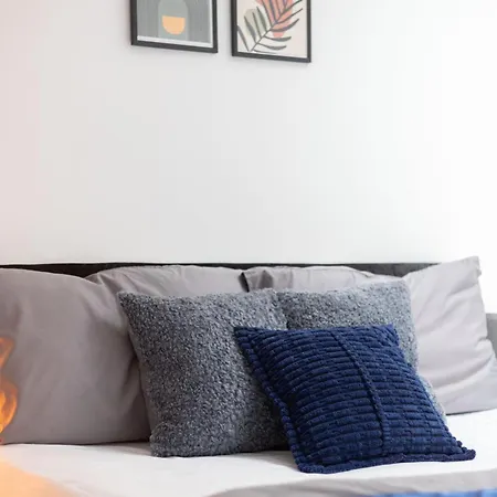 Budget 2-bed House 10mins To Centre