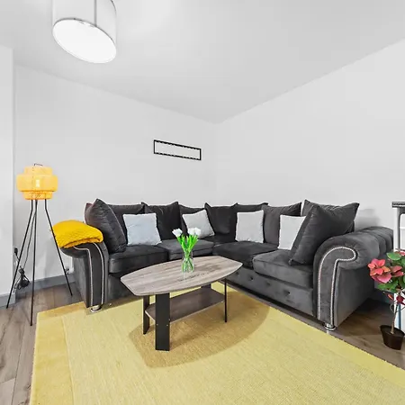 Budget 2-bed House 10mins To Centre Leeds (West Yorkshire)