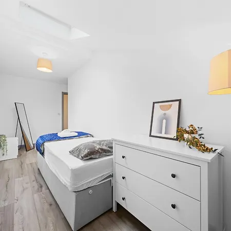Holiday home Budget 2-bed House 10mins To Leeds Centre Leeds (West Yorkshire)