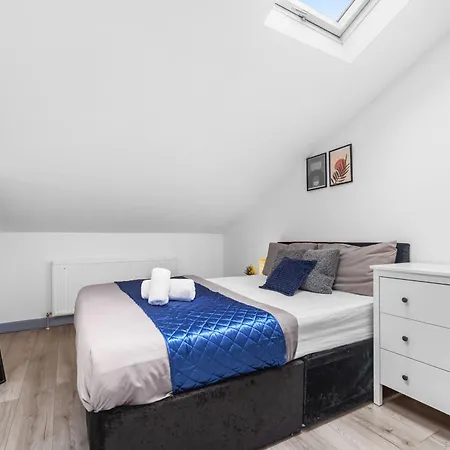 Budget 2-bed House 10mins To Centre Vakantiehuis *