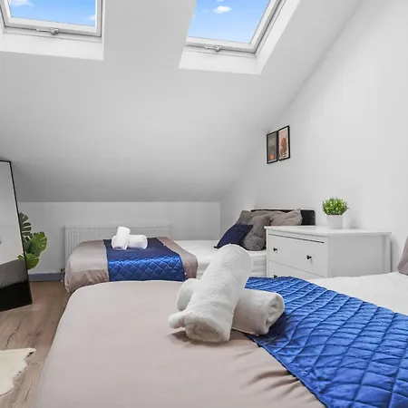 Budget 2-bed House 10mins To Centre *