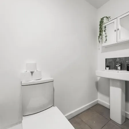 Budget 2-bed House 10mins To Centre Vakantiehuis *