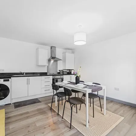 Budget 2-bed House 10mins To Leeds Centre *