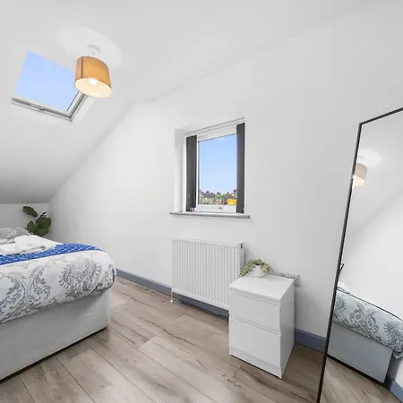 Budget 2-bed House 10mins To Centre Leeds (West Yorkshire)