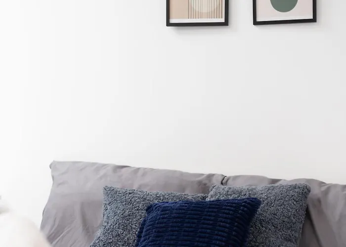 Budget 2-bed House 10mins To Centre 度假居 *