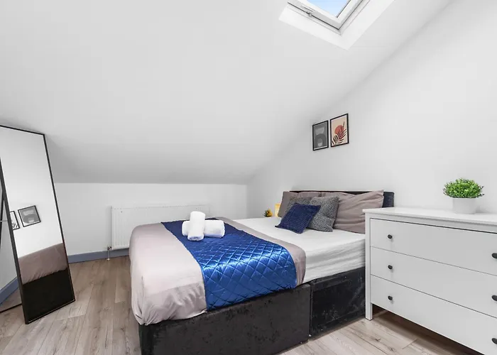 Budget 2-bed House 10mins To Centre 度假居 *