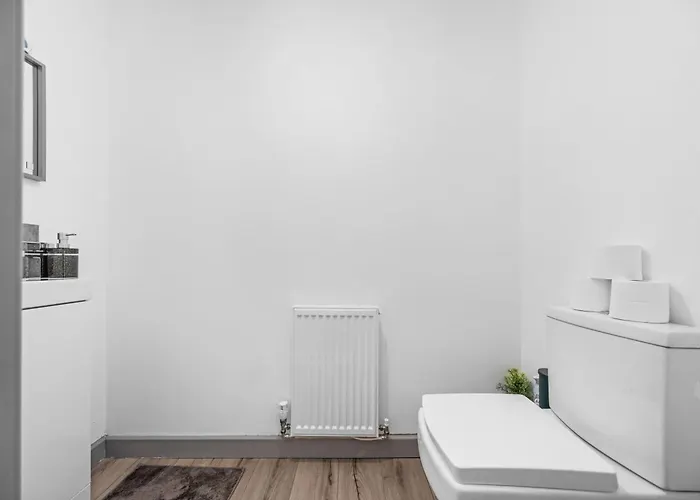 Budget 2-bed House 10mins To Centre 利兹