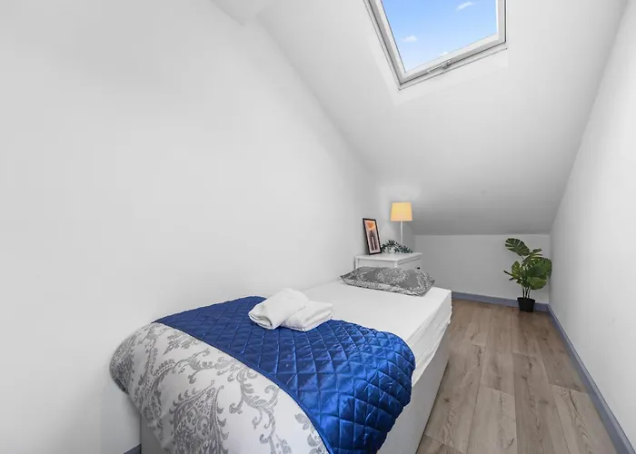 Budget 2-bed House 10mins To Centre 度假居