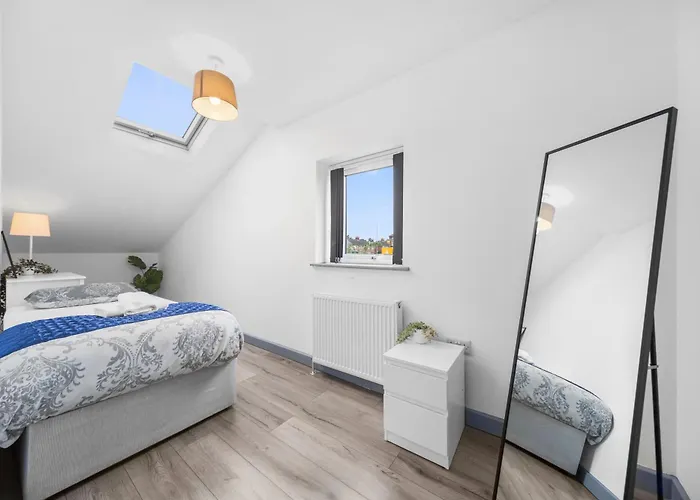 Budget 2-bed House 10mins To Centre 利兹