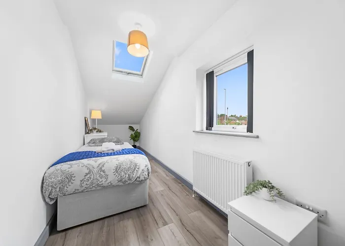 Budget 2-bed House 10mins To Centre