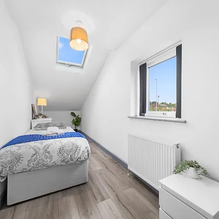 Budget 2-bed House 10mins To Centre