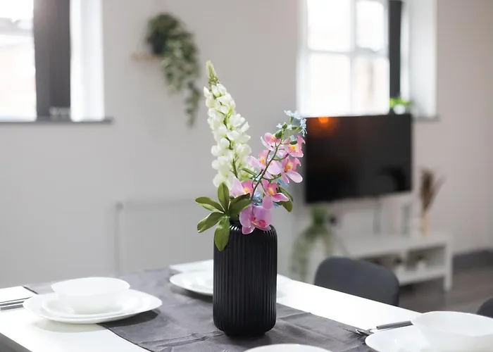 Budget 2-bed House 10mins To Centre *