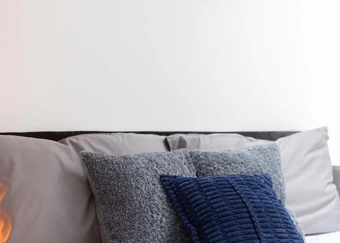 Budget 2-bed House 10mins To Centre