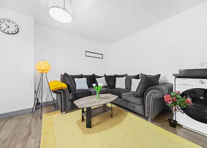 Budget 2-bed House 10mins To Centre Leeds (West Yorkshire)