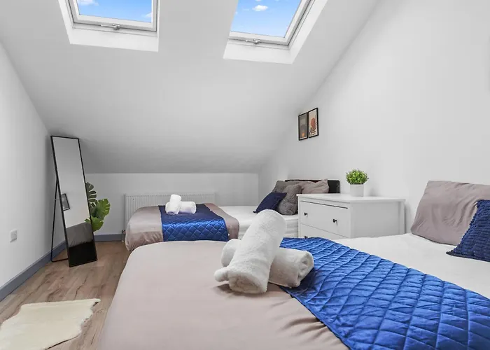 Budget 2-bed House 10mins To Centre *